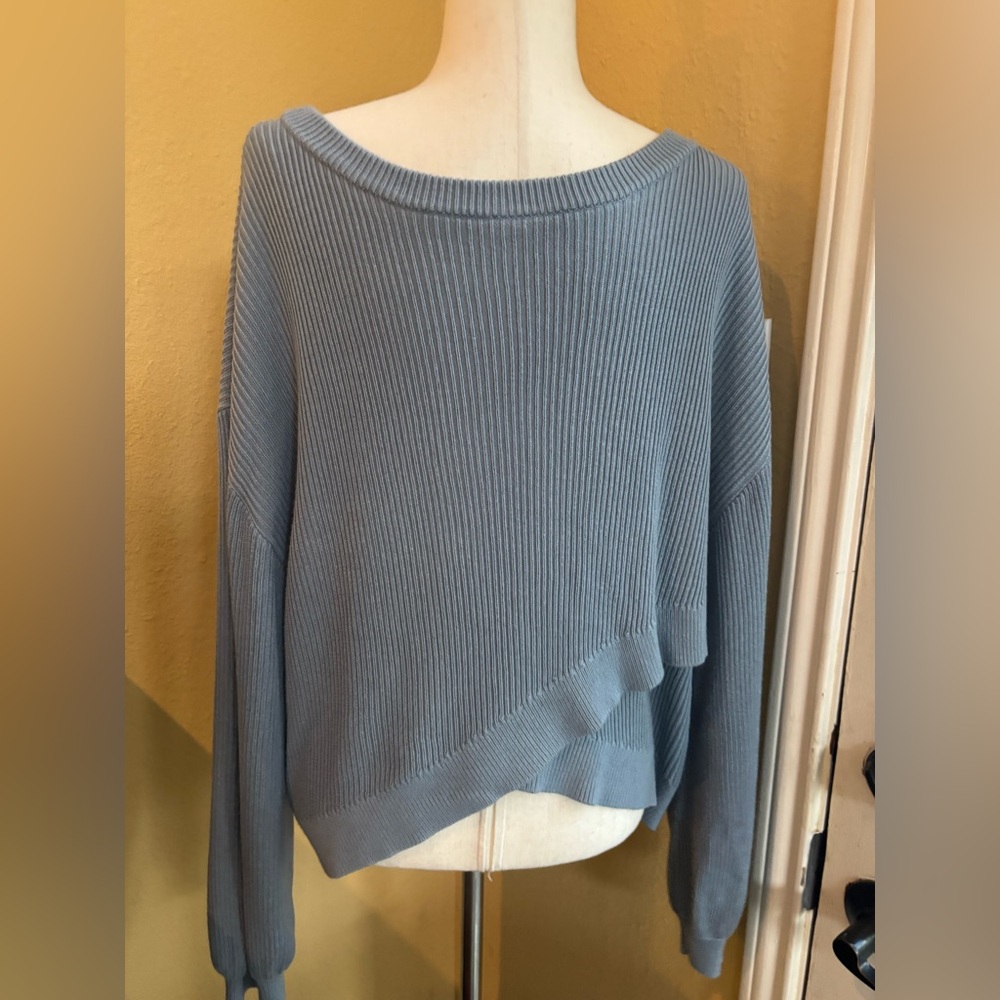 Lululemon reversible cross over crewneck sweater. Gray/ blue.
Size 18 - Picture 2 of 12